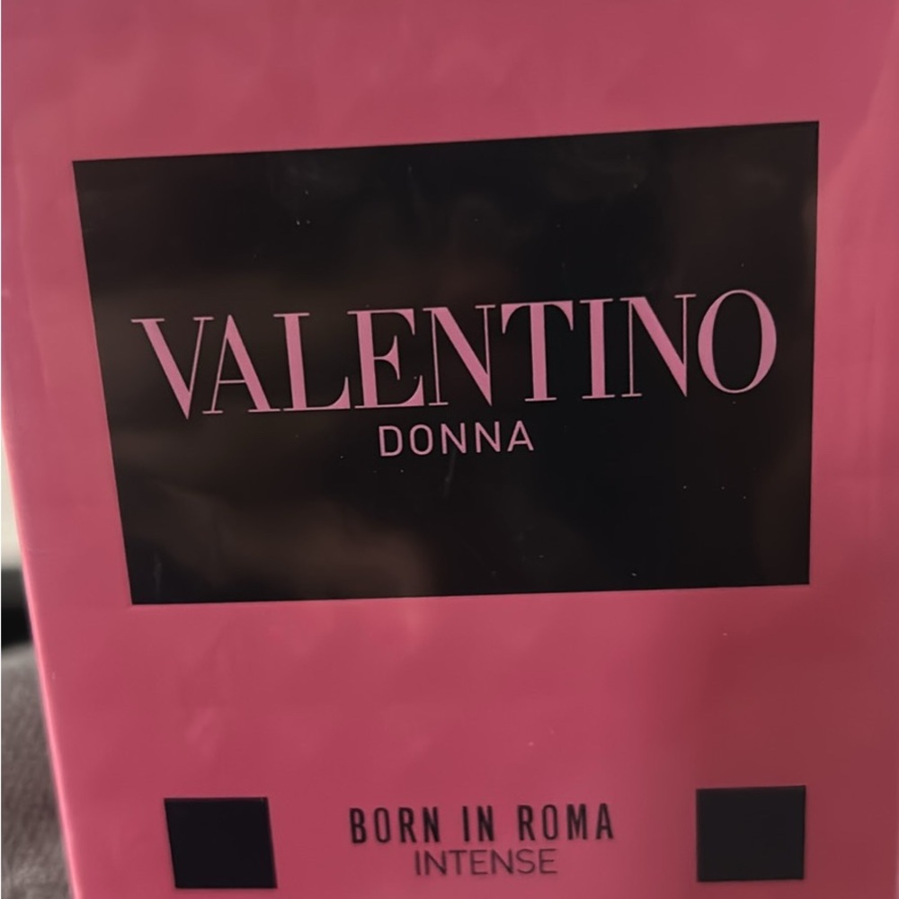 Valentino Donna Born in Roma Intense Body Wash - Pink and Black